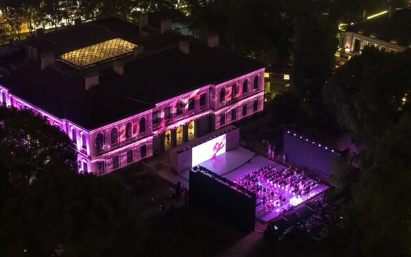 2023年10月9日晚，外灘源壹號(hào)被粉色點(diǎn)亮