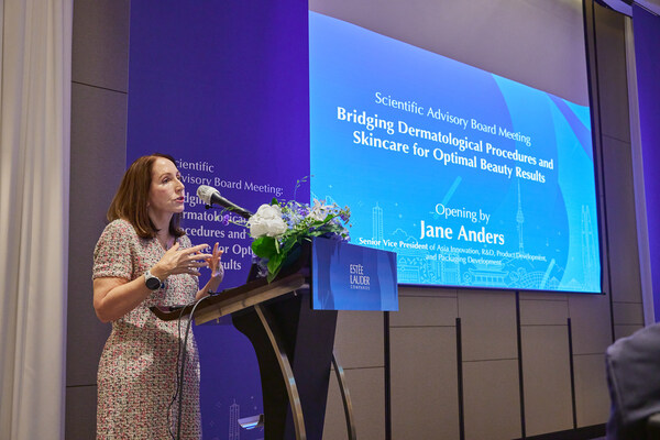 雅詩蘭黛集團亞太區(qū)研發(fā)高級副總裁Jane Anders開場致辭