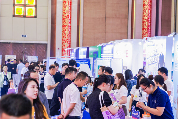 大會現(xiàn)場參會嘉賓入場、逛展