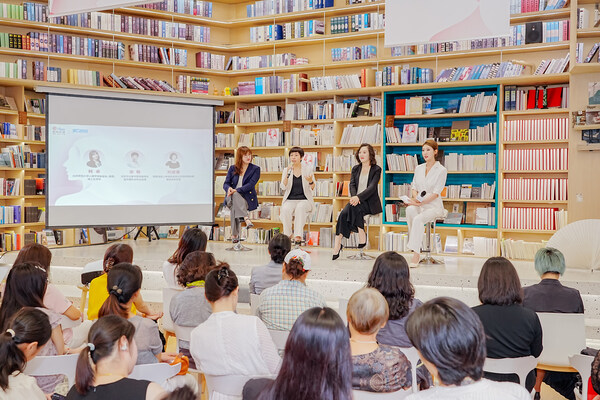 “2024女性健康影響力洞察報告”發(fā)布會暨女性身心健康沙龍圓桌互動現(xiàn)場，從左至右，北京師范大學心理學部副部長、教授、博士生導(dǎo)師韓卓，北京天壇普華醫(yī)院副院長、迦華國際診所總經(jīng)理張敬，招商信諾人壽保險有限公司總經(jīng)理助理兼首席財務(wù)官劉雯菁，主持人