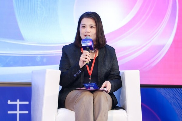 圖為“積極應對銀發(fā)人群醫(yī)療需求，助力健康中國建設”主題圓桌現(xiàn)場，拜耳影像診斷業(yè)務部中國區(qū)總經(jīng)理胡文菁發(fā)言