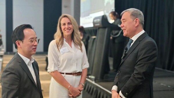 泰康拜博沈剛教授與ASO新州主委Anel及嘉賓交流 泰康拜博沈剛教授與ASO新州主委Anel及嘉賓交流