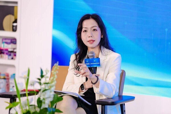 圖為寶潔大中華區(qū)董事長兼首席執(zhí)行官許敏接受采訪 圖為寶潔大中華區(qū)董事長兼首席執(zhí)行官許敏接受采訪