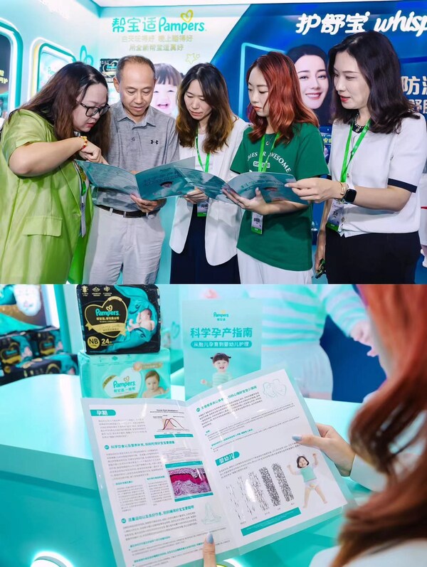 婦產(chǎn)專家在幫寶適展區(qū)翻閱《科學孕產(chǎn)指南：從胎兒孕育到嬰幼兒護理》(上）；《科學孕產(chǎn)指南：從胎兒孕育到嬰幼兒護理》涵蓋孕期與嬰幼兒期關鍵護理要點（下）