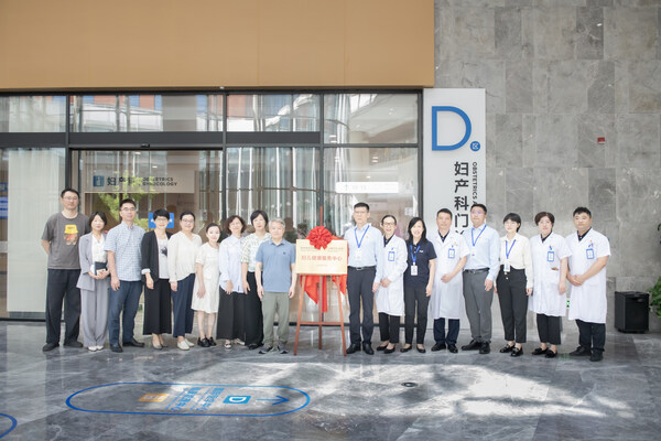 美華沃德醫(yī)療集團首席醫(yī)學專家段濤教授、管理團隊及義診專家，蘇州京東方醫(yī)院院長白曉忠、管理團隊及義診專家出席簽約儀式
