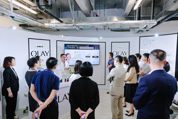 圖為 OLAY 研發(fā)人員講解新品淡紋黑管精華從根源淡化 6 大紋路 圖為 OLAY 研發(fā)人員講解新品淡紋黑管精華從根源淡化 6 大紋路