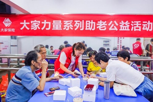 大家保險(xiǎn)志愿者與長(zhǎng)者們一同制作手工花