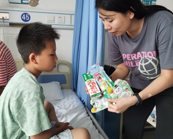 好來志愿者給孩子們講解并贈(zèng)送口腔小冊(cè)子、口腔護(hù)理用品