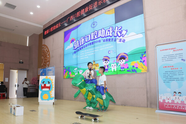 【學(xué)生們體驗愛牙情景小劇場】 【學(xué)生們體驗愛牙情景小劇場】