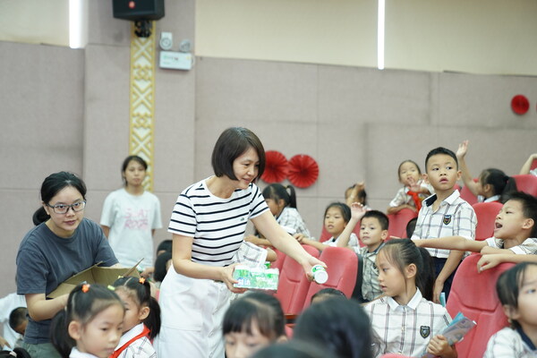 【專家向?qū)W生發(fā)放益達(dá)口香糖】 【專家向?qū)W生發(fā)放益達(dá)口香糖】