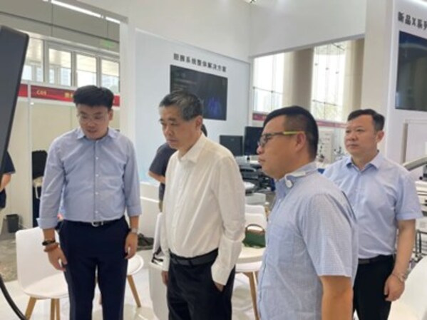 李兆申院士(左二)參觀開立醫(yī)療展臺(tái) 李兆申院士(左二)參觀開立醫(yī)療展臺(tái)