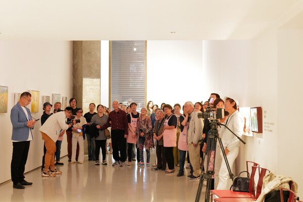 開幕式現(xiàn)場，參展老人們?cè)诩胰撕涂嫡Z軒工作人員的陪伴下，與現(xiàn)場嘉賓一起觀看策展人致辭視頻。