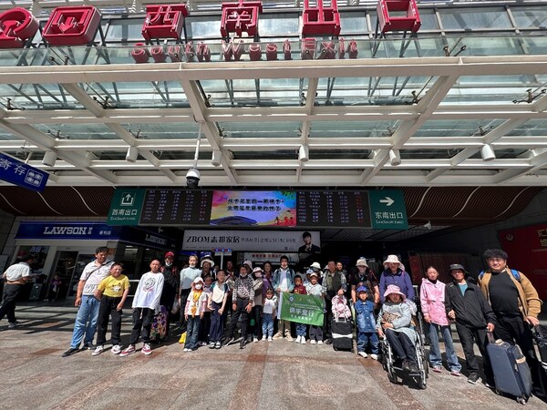 患兒抵滬合影 患兒抵滬合影