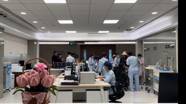 患兒抵達(dá)醫(yī)院辦理入住 患兒抵達(dá)醫(yī)院辦理入住