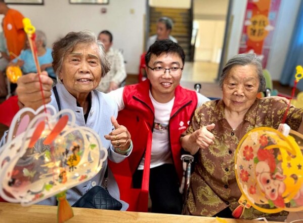 9月13日，成都大家保險青年志愿者陪伴長者過中秋