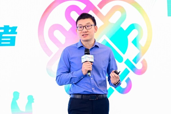 著名癌癥科普作家、拾玉兒童公益基金會秘書長李治中（筆名菠蘿）發(fā)言