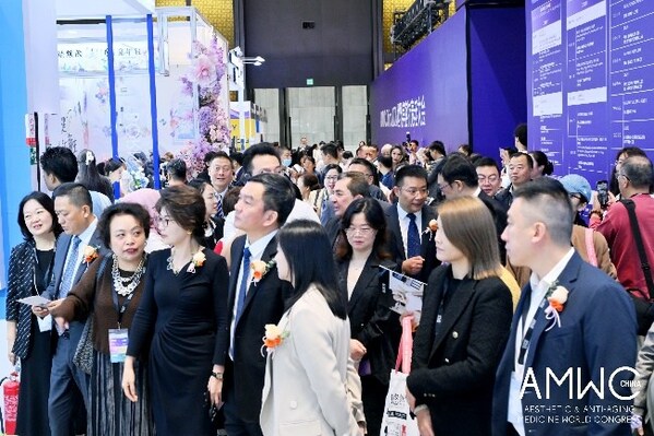 王乾副市長及王杭教授一行人參觀展區(qū) 王乾副市長及王杭教授一行人參觀展區(qū)