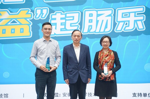 講座正式開(kāi)始前，上?？破战逃l(fā)展基金會(huì)副理事長(zhǎng)袁正宏為兩位專家頒發(fā)榮譽(yù)獎(jiǎng)杯