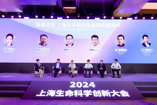 “高水平研究型醫(yī)院的新標(biāo)桿”主題圓桌上，長三角國家技術(shù)創(chuàng)新中心管委會(huì)委員、江蘇產(chǎn)研院副院長陳寧，上海交通大學(xué)醫(yī)學(xué)院附屬瑞金醫(yī)院無錫分院副院長曹亞南，君聯(lián)資本執(zhí)行董事戚飛，國投招商董事總經(jīng)理周乃俊，丹納赫中國首席科學(xué)官方焯共同探討。