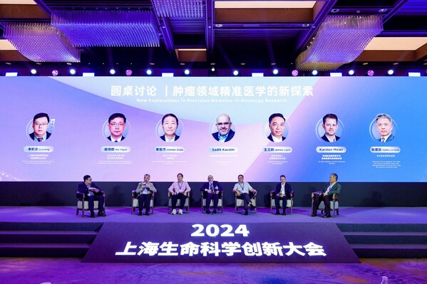“腫瘤領(lǐng)域精準(zhǔn)醫(yī)學(xué)的新探索”主題圓桌上，上海市生物醫(yī)藥科技發(fā)展中心主任李積宗，上海交通大學(xué)醫(yī)學(xué)院醫(yī)學(xué)技術(shù)學(xué)院院長胡翊群，清華大學(xué)醫(yī)學(xué)院長聘教授常智杰，星奕昂創(chuàng)始人、總裁兼首席執(zhí)行官王立群，中以基金董事總經(jīng)理耿建躍，丹納赫基因藥物平臺(tái)首席科學(xué)官Sadik Kassim，丹納赫基因藥物平臺(tái)業(yè)務(wù)拓展與戰(zhàn)略副總裁Karsten Meier共同探討。