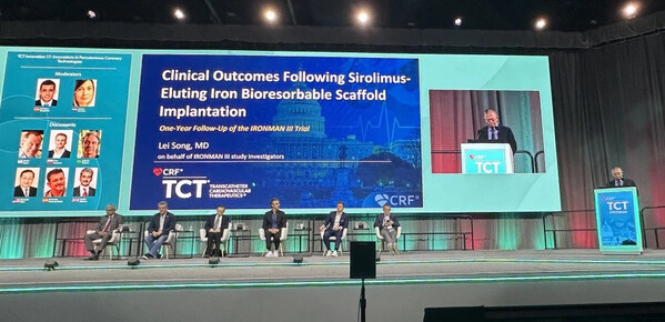 （圖：宋雷教授在TCT大會現(xiàn)場報告IBS&reg;冠脈支架III期臨床研究結(jié)果）