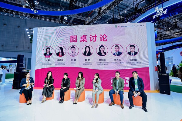 參與圓桌論壇的嘉賓（從左到右）：諾華免疫治療領(lǐng)域市場(chǎng)部負(fù)責(zé)人劉莉，上藥云健康副總裁、業(yè)務(wù)發(fā)展中心總經(jīng)理龐婷宇，患者代表張菁，人民衛(wèi)生出版社健康科普部主任劉彬，中國(guó)初級(jí)衛(wèi)生保健基金會(huì)慢性皮膚病關(guān)愛(ài)公益基金執(zhí)行秘書(shū)長(zhǎng)吳泓燕，丁香園創(chuàng)始人、董事長(zhǎng)李天天，國(guó)藥控股零售診療事業(yè)部副總經(jīng)理陳劍剛