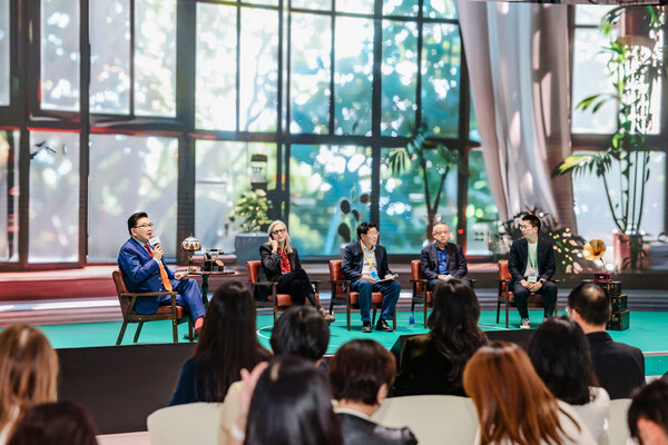 左起：曹可凡、田安娜、喬友林、孫曉冬、六層樓