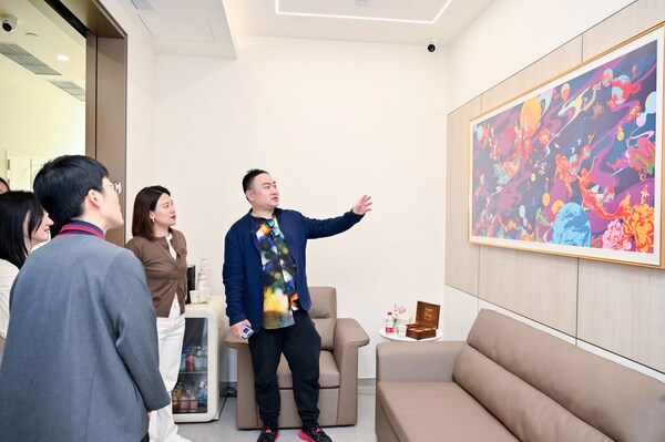（圖-美華沃德首席藝術(shù)顧問Jacky Tsai（右一）向嘉賓介紹此次醫(yī)療跨界的藝術(shù)理念）