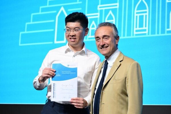 國際專家評審Luca Cordaro及Katja Nelson為梁光偉醫(yī)生頒發(fā)榮譽證書并合影