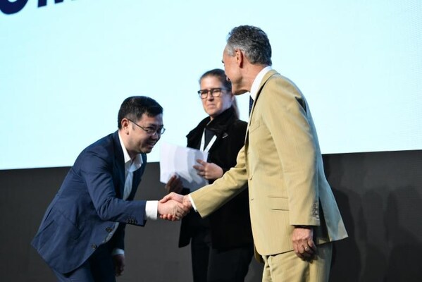 國際專家評審Luca Cordaro及Katja Nelson為黎洪強醫(yī)生頒發(fā)榮譽證書并合影