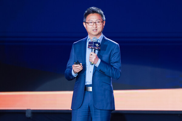 北京大學(xué)中國(guó)保險(xiǎn)與社會(huì)保障研究中心專家委員會(huì)委員、教授朱俊生，在明亞保險(xiǎn)經(jīng)紀(jì)股份有限公司20周年盛典上發(fā)表主題演講。