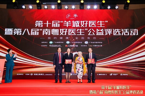 從左到右：家庭醫(yī)生在線CEO鄭文藝、高建華教授、梁秀齡教授、汪建平教授