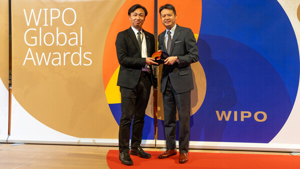 智愈醫(yī)療創(chuàng)始人史軼倫先生從聯(lián)合國(guó)知識(shí)產(chǎn)權(quán)組織（WIPO）總干事Daren Tang手中接過(guò)WIPO全球獎(jiǎng)