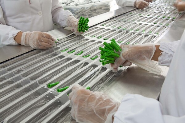 圖2.醫(yī)療器械包裝與檢測(cè)工序一隅