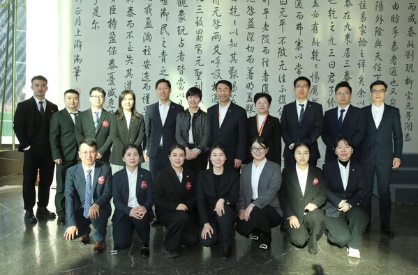 與會領(lǐng)導(dǎo)、評委與參賽選手合影留念