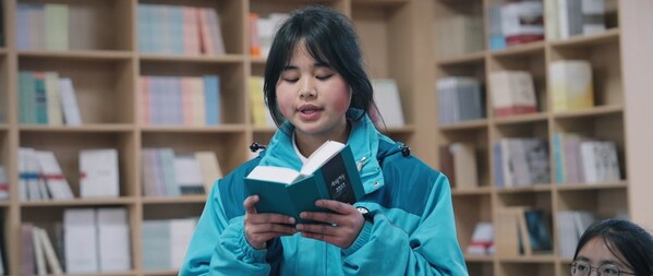 山區(qū)學(xué)子正在閱讀《生命的答案之書》