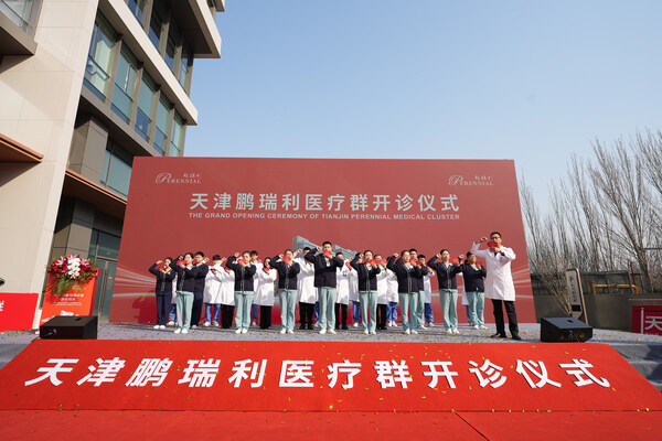 在正式開幕典禮上醫(yī)護專業(yè)人員宣誓醫(yī)療誓詞