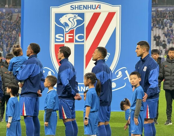 嘉會(huì)醫(yī)療邀請(qǐng)自閉癥兒童作為牽手球童（右一）與申花球員共同唱響國(guó)歌