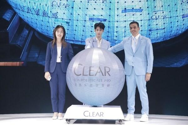 聯(lián)合利華大中華區(qū)總裁陳戈女士、聯(lián)合利華中國(guó)區(qū)頭發(fā)護(hù)理市場(chǎng)營(yíng)銷(xiāo)負(fù)責(zé)人兼清揚(yáng)品牌全球副總裁Elsharkawy Mohamed先生與清揚(yáng)C護(hù)專研代言人羅云熙先生 共同點(diǎn)亮清揚(yáng)頭皮學(xué)專研系列在上海美羅城大屏的全新廣告