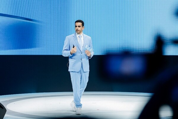 聯(lián)合利華中國(guó)區(qū)頭發(fā)護(hù)理市場(chǎng)營(yíng)銷(xiāo)負(fù)責(zé)人兼清揚(yáng)品牌全球副總裁Elsharkawy Mohamed先生宣布清揚(yáng)品牌首個(gè)頭皮學(xué)專研系列正式全球首發(fā)