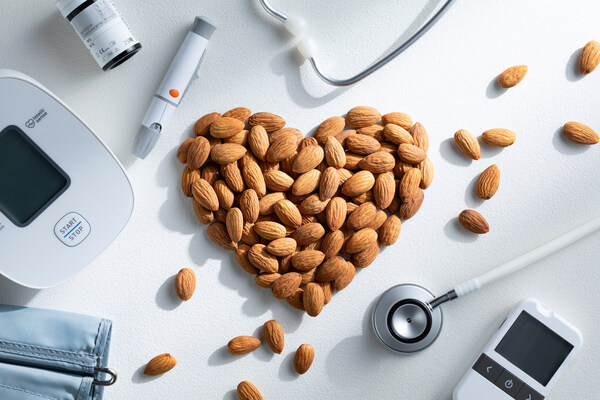 由十一位全球知名的科學(xué)家和醫(yī)學(xué)專家組成了專家小組，系統(tǒng)分析了關(guān)于巴旦木與心血管代謝健康相關(guān)的現(xiàn)有研究