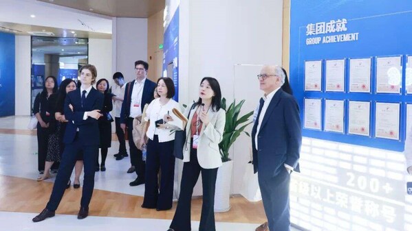 英中貿(mào)易協(xié)會會長沙遜勛爵率“投資中國—跨國公司江西行”代表團(tuán)專程走訪濟(jì)民可信集團(tuán)