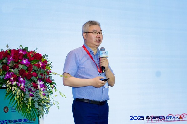 國家中西醫(yī)結(jié)合醫(yī)學(xué)中心毛發(fā)專病醫(yī)聯(lián)體負(fù)責(zé)人、中日友好醫(yī)院毛發(fā)醫(yī)學(xué)中心楊頂權(quán)主任