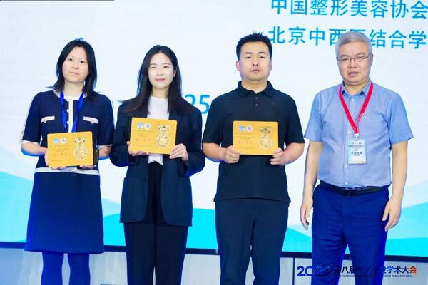 歐萊雅集團薇姿品牌市場總監(jiān)周泠潔女士（左二）等愛心企業(yè)代表參與活動啟動儀式