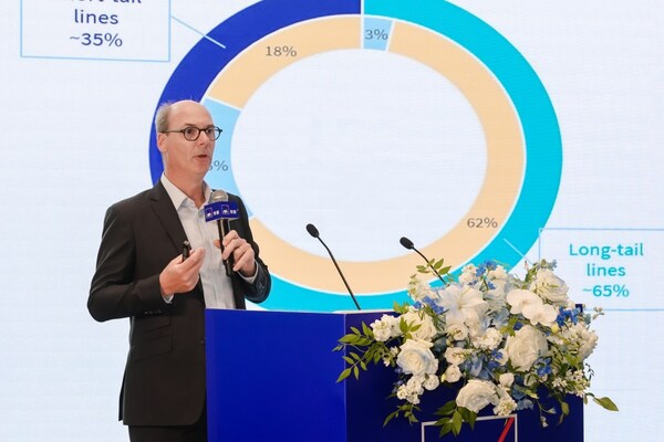 安盛集團(tuán)新興市場(chǎng)再保險(xiǎn)業(yè)務(wù)負(fù)責(zé)人亨利&middot;德&middot;米里貝爾（ Henri de Miribel ）介紹安盛集團(tuán)再保險(xiǎn)業(yè)務(wù)情況