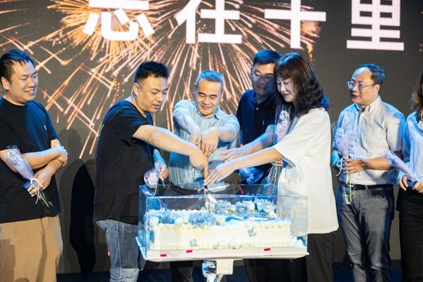 十年員工共享生日蛋糕 十年員工共享生日蛋糕