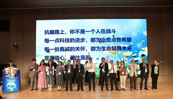 6.28國(guó)際癲癇關(guān)愛(ài)日大型公益活動(dòng)志愿者及與會(huì)專(zhuān)家現(xiàn)場(chǎng)演繹“送你一朵小紅花” 6.28國(guó)際癲癇關(guān)愛(ài)日大型公益活動(dòng)志愿者及與會(huì)專(zhuān)家現(xiàn)場(chǎng)演繹“送你一朵小紅花”