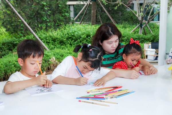 小朋友們專注進(jìn)行牧場(chǎng)生物卡涂色游戲