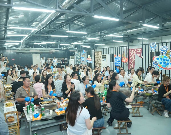 佩戴英科醫(yī)療手套吃燒烤大餐