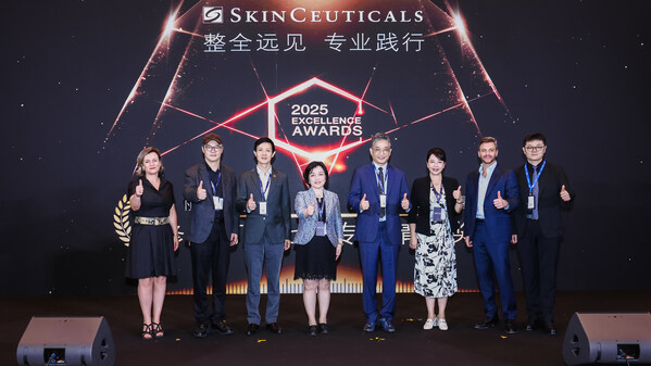 從左至右依次為：歐萊雅北亞皮膚科學(xué)美容事業(yè)部醫(yī)學(xué)總監(jiān)Claire HUGEUT，顏術(shù)醫(yī)療創(chuàng)始人宋為民教授，中國整形美容協(xié)會面部年輕化分會會長李勤教授，復(fù)旦大學(xué)附屬華山醫(yī)院項(xiàng)蕾紅教授，中國香港佳美肌皮膚外科中心 K C HAU醫(yī)師，北京大學(xué)第一醫(yī)院吳艷教授，英國TAKTOUK醫(yī)療美容診所Dr. Wassim TAKTOUK、中國醫(yī)學(xué)科學(xué)院整形外科醫(yī)院王克明教授